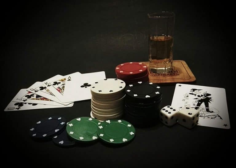 Những câu hỏi xung quanh việc thực hiện Thuật bài khi chơi Blackjack