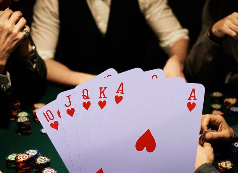 Nên đặt cược Blackjack trên một tay bài hay nhiều tay bài khác nhau?