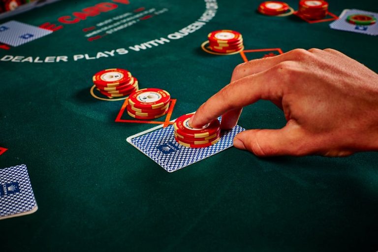 Cách để tối ưu lợi nhuận kiếm được từ đối thủ trong trò chơi Poker